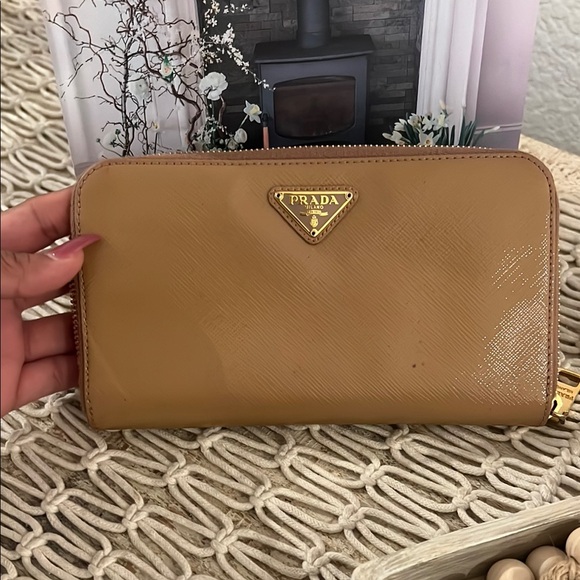 Prada zip around continental wallet - Picture 2 of 8